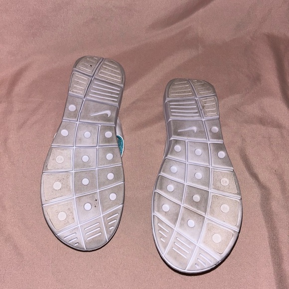 Women’s Nike Comfort Bed Flip Flops - Size 9 - Picture 3 of 4